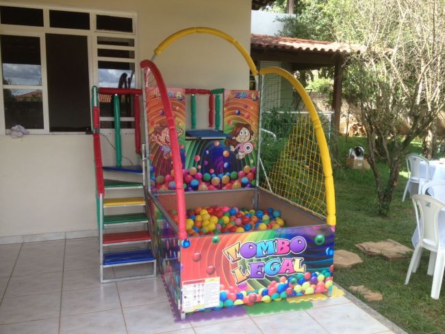 Sinuca Gigante com 16 bolas (Snookball) (7,5m x 3,5m / altura: 0,40m) -  Locação de Brinquedos em João Pessoa - PB